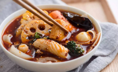知名麻辣燙出現(xiàn)食品安全問(wèn)題，如何保障吃的安全？